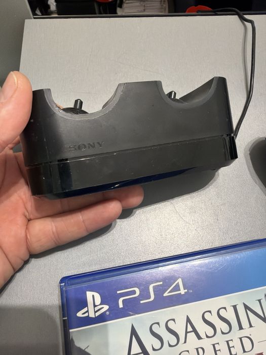 Konsola Playstation 4 Slim CUH-2116B + 2 pady + ładowarka do padów + 3 gry + okablowanie