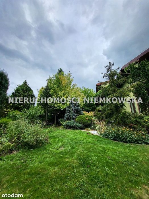Niebanalny dom z ogrodem zimowym oraz kominkiem
