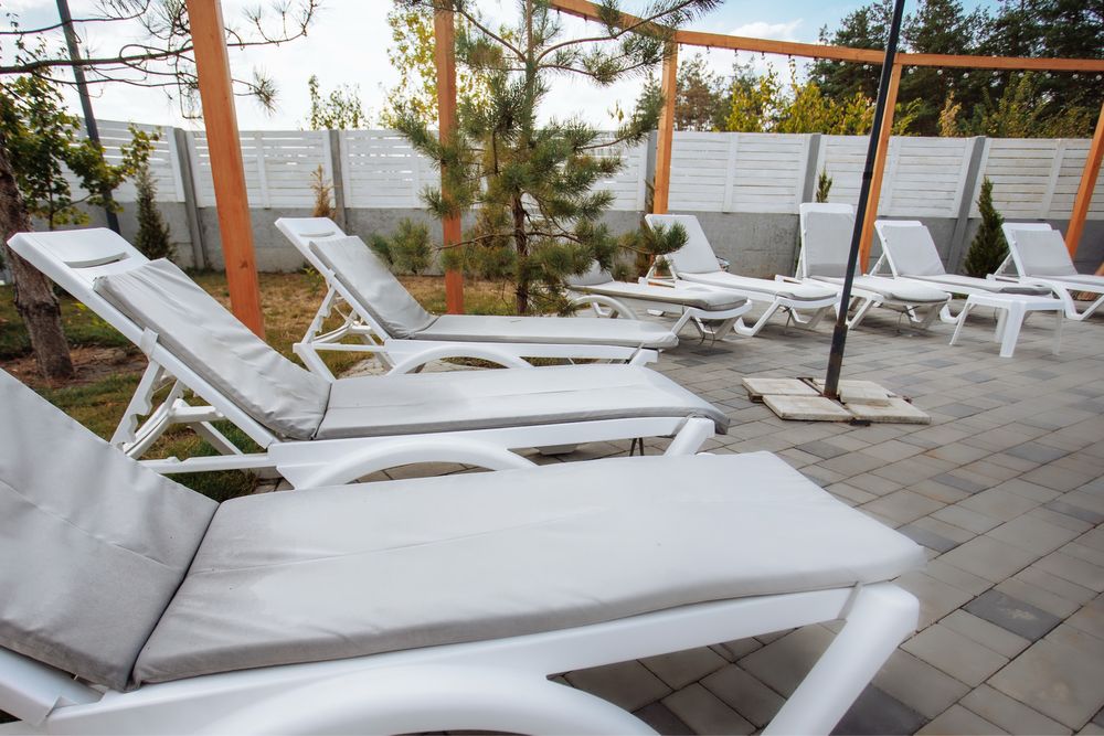 Подобова оренда великого будинку за містом з басейном з підігрівом