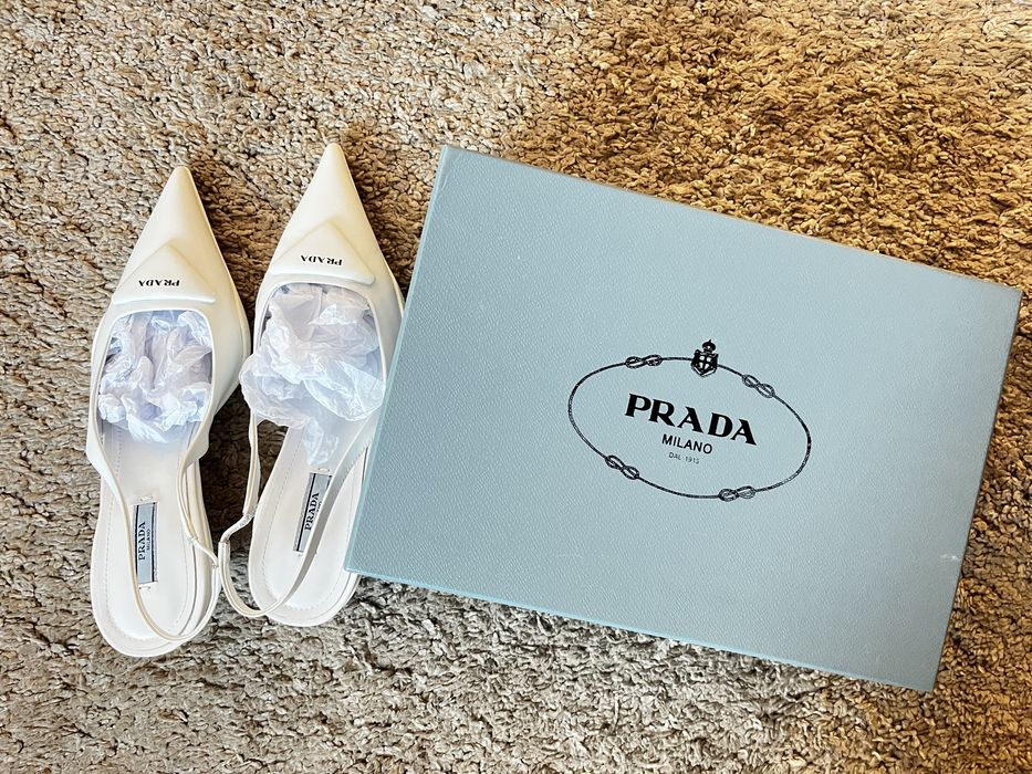 Туфлі, босоніжки Prada
