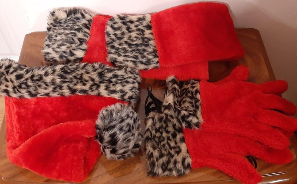 Жіночий червоний комплект: шапка, шарф, рукавички.