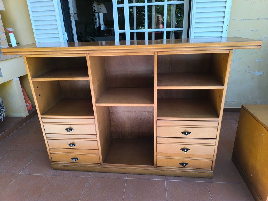 Aparador com gavetas e prateleiras mt bom estado