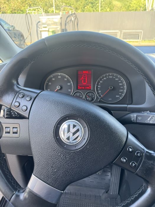 Автомобіль Volkswagen Touran