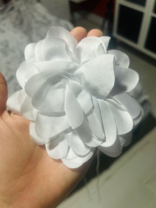 Colar branco com flor *novo*