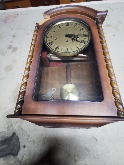 Relógio antigo de pêndulo