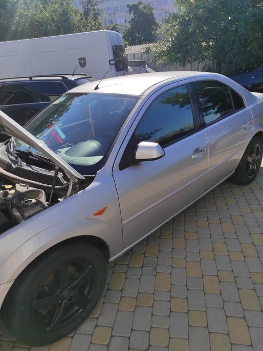 Машина на повному ходу сів і поїхав.