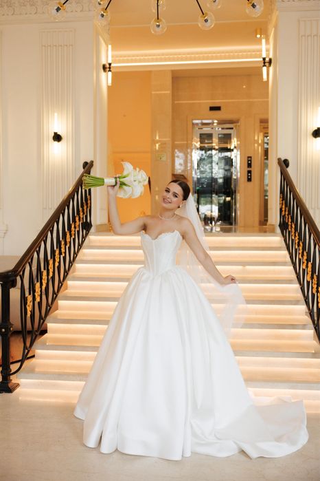 Весільна сукня атласна