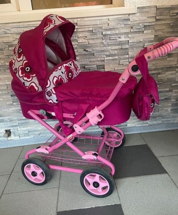 Коляска для ляльки . Додаю ще люльку з одягом 
Можли