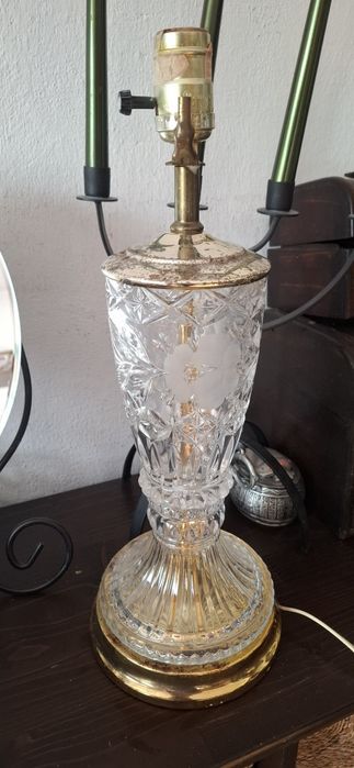 Kryształowa lampa stołowa vintage – mosiądz, grawerowany kwiat