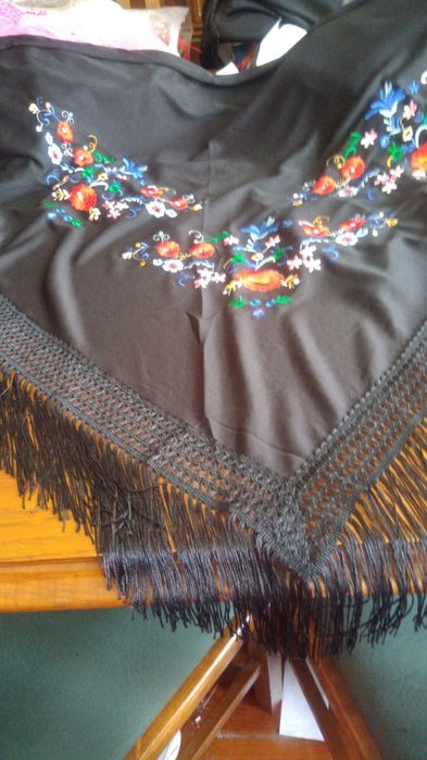 Xailes bordados e outros pintados