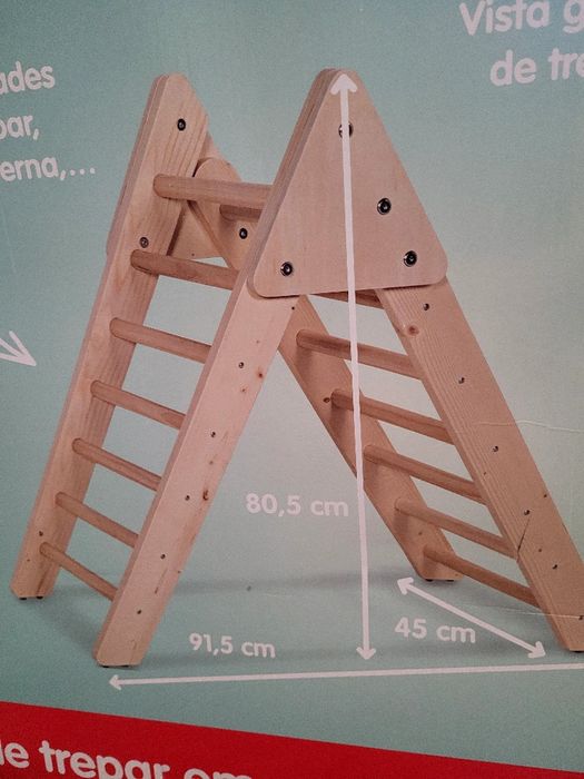 Triângulo Pikler de trepar em madeira, dobrável da Playland. Estilo montessori