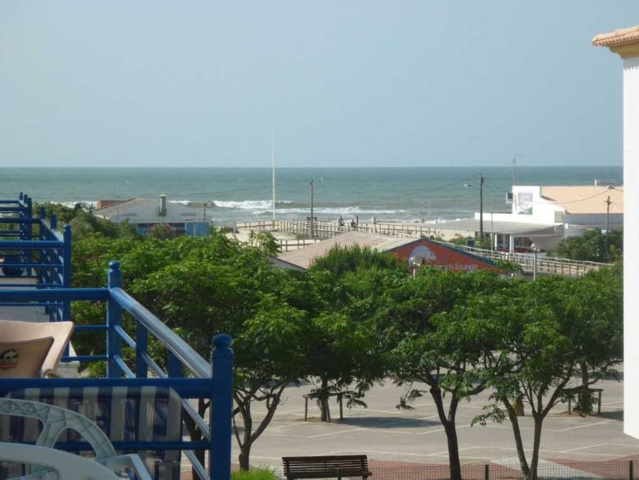 T1 na praia de Altura, com piscina e estacionamento.