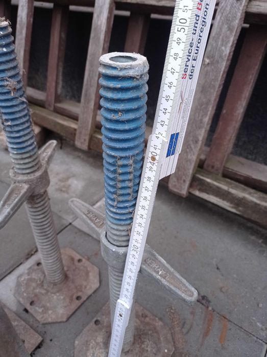 Śruby regulujące poziomujące rusztowanie