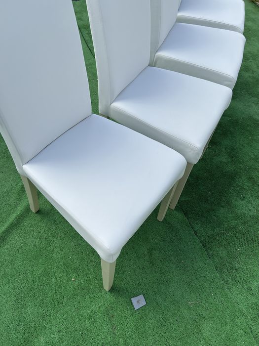 4 cadeiras brancas de sala
