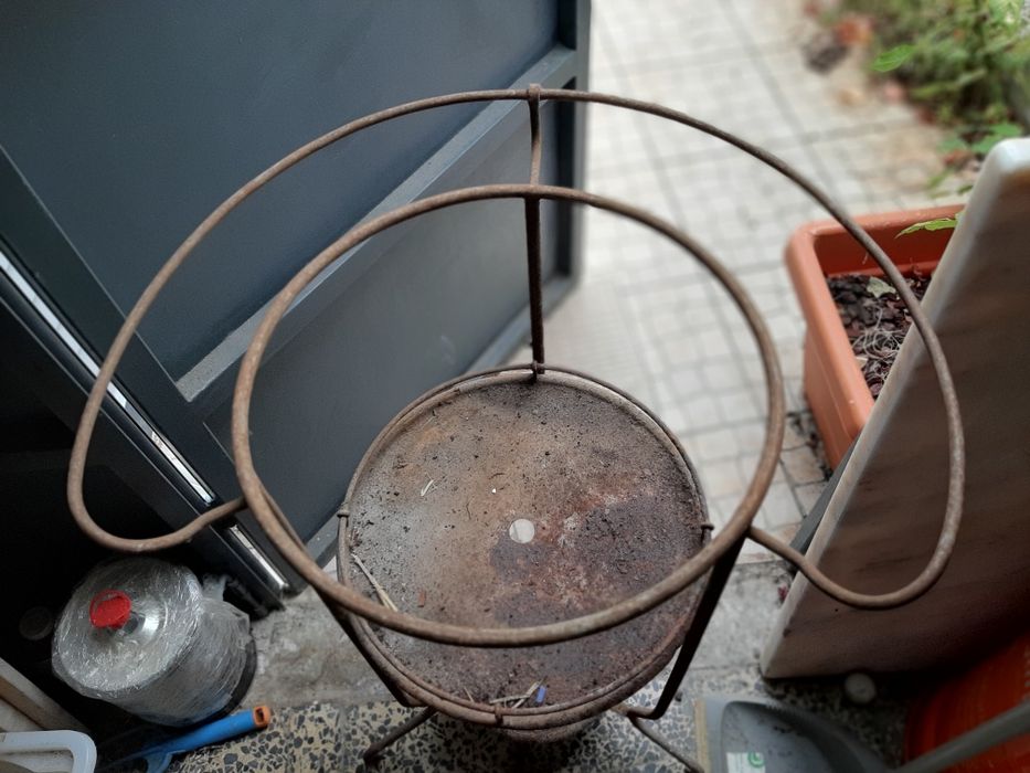 Vendo suporte lavatorio antigo de ferro . Está a precisar de ser restaurado