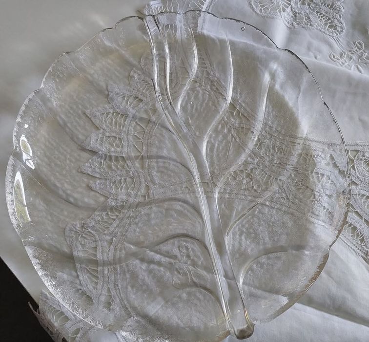 Liść kapusty, szklana, profilowana patera. Prezentuje się wyśmienicie,