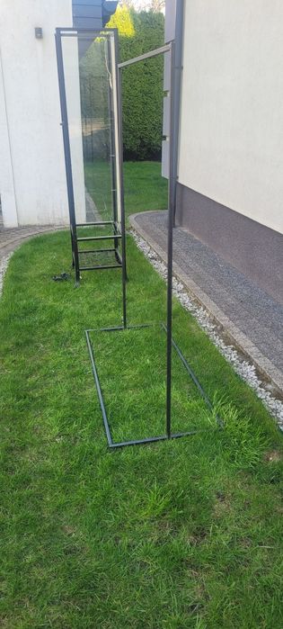 Wieszaki stojaki i witryna wyposażenie butik