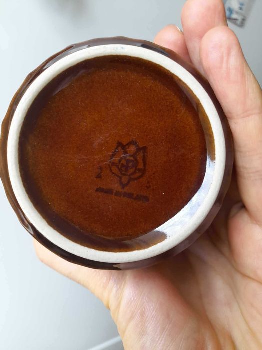 Kubek czekoladowy brąz bez ucha w paski porcelit Pruszków
