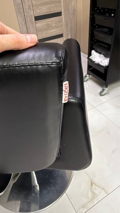 Парикмахерское кресло клиента Frizel Orlando гидравлическое