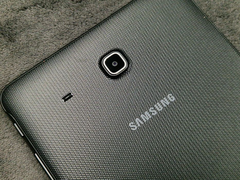 Samsung Galaxy Tab E 9.6 (SM-T561, 3G)
Планшет у робочо