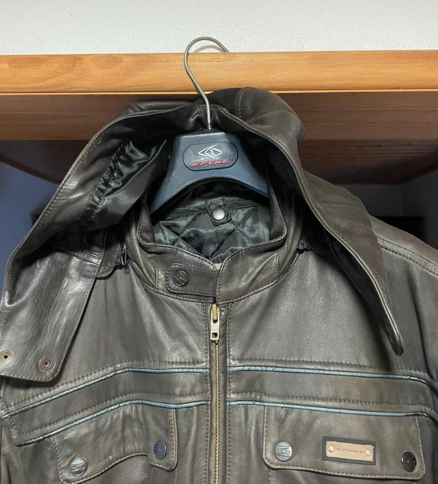 Casaco de homem em pele com capuz, de mota, impermeável.