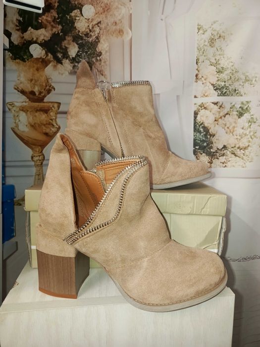 Botki beżowe na słupku rozmiar 38-24.5