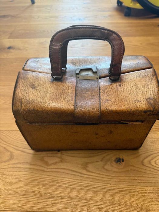 stary kuferek ze skóry na kosmetyki lub coś podobnego