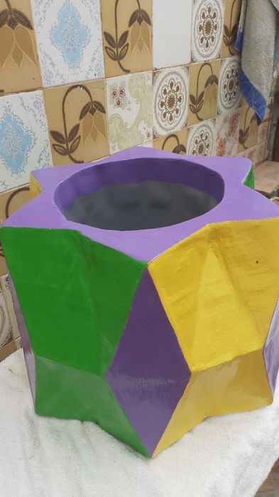 Artigos únicos em cimento e triciclo em cimento e triciclos de madeira