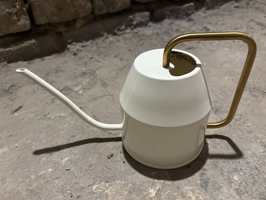 konewka IKEA VATTENKRASSE w kolorze kości słoniowej/złotym
