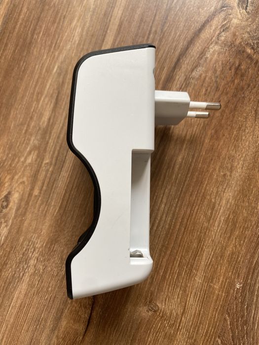 Зарядний пристрій Varta Pocket Charger 57642