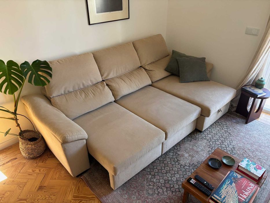 Sofá com chaise longue e arrumação