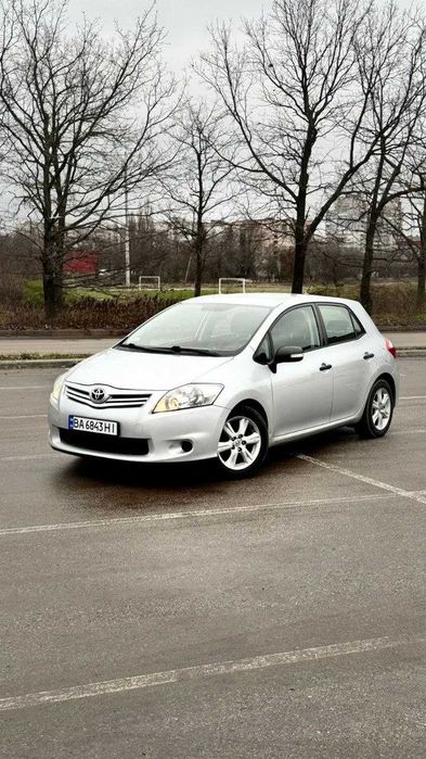 Toyota auris 2011 року