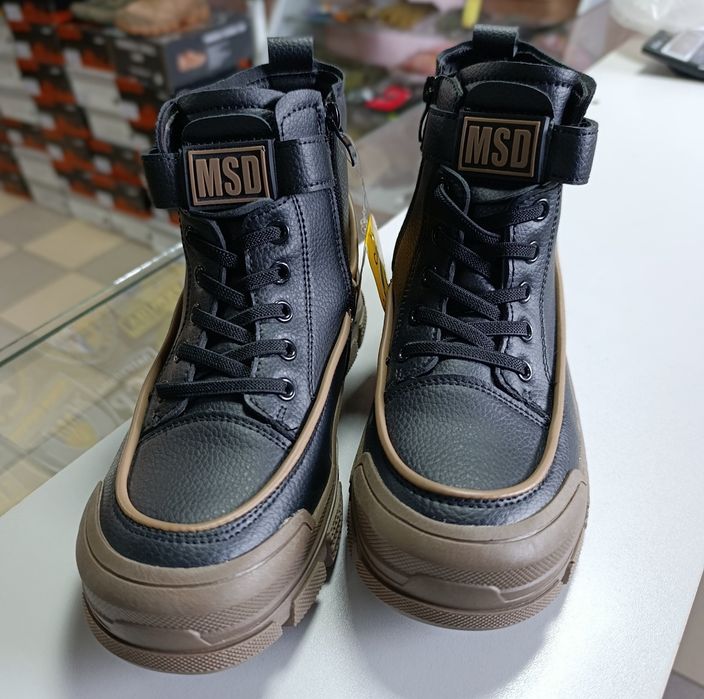 Продам чобітки для дівчинки 35 устілка 22,5 розміру на тоненькому хутр