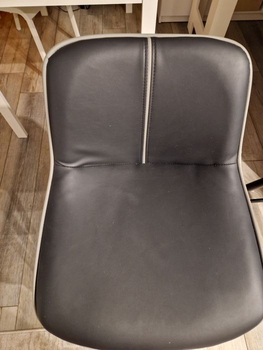 Sprzedam dwa krzesła barowe wys.  60 cm