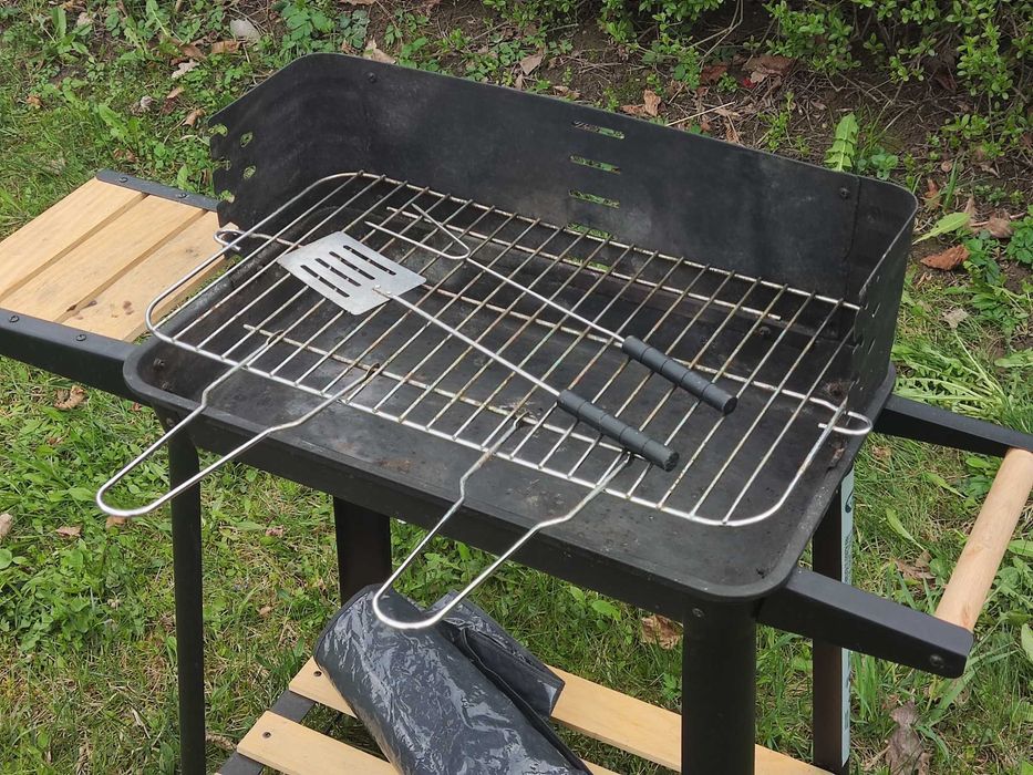 Grill węglowy na kółkach ze stolikiem