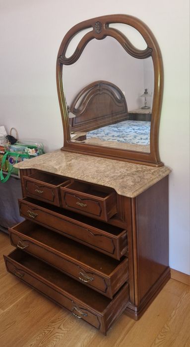 Mobília variada (mesa, cama)
