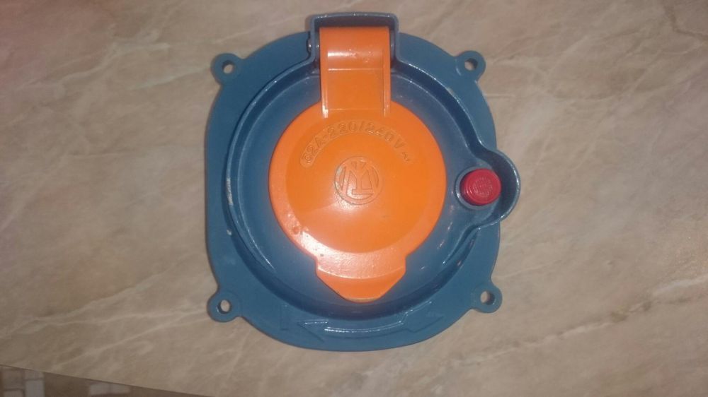 Розетка автомат промышленная Legrand легранд 54153. 32А-220/240V~