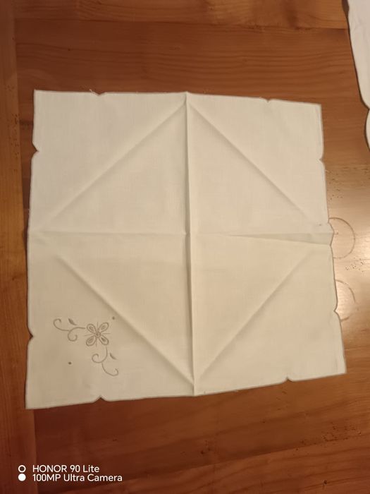 Toalha bordada à mão com 12 guardanapos