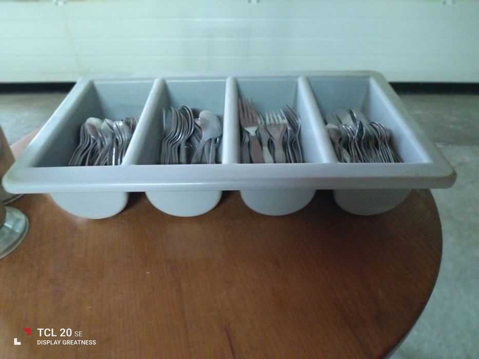 Tabuleiro Com Divisórias E Talheres