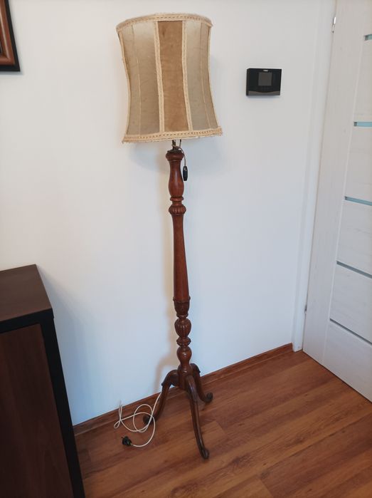 Lampa stojąca podłogowa
