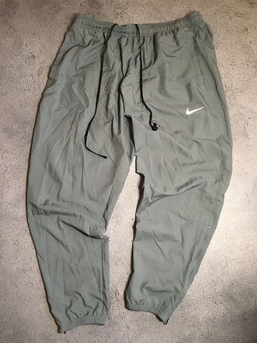 Нейлонові спортивні штани nike dri-fit