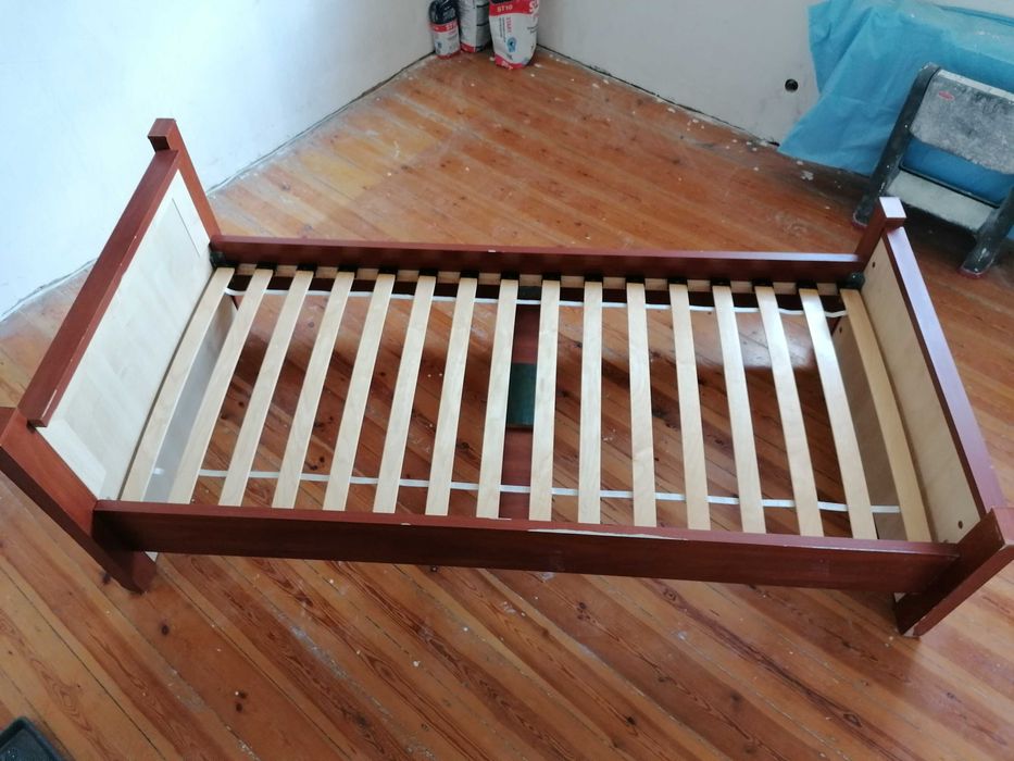 Łóżko (bez materaca) z rozkręcanym stelażem