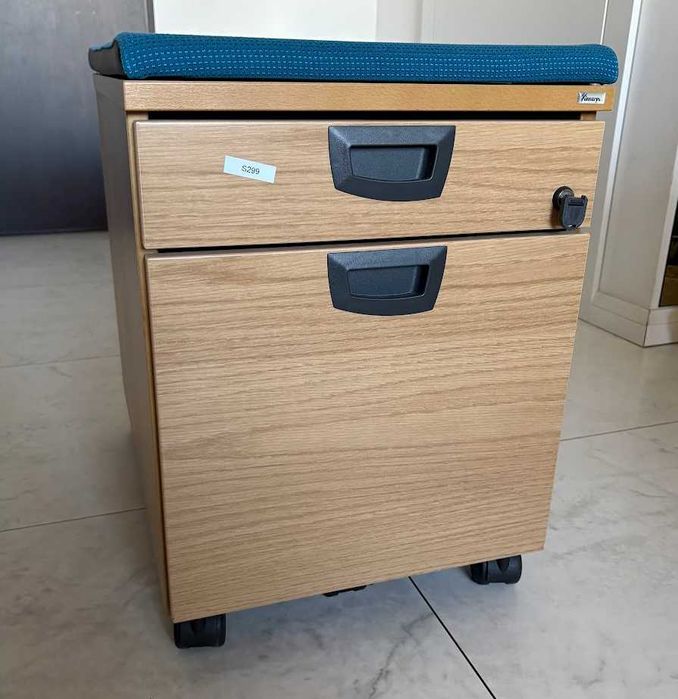 Szafka pod biurko, kontenerek Kinnarps Space, 2 szuflady na klucz, dąb