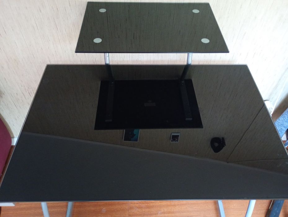 Vendo Mesa de escritório com Vidro Temperado, Escrivaninha, Secretária, como nova - For sale: Office desk with tempered glass top – like new.