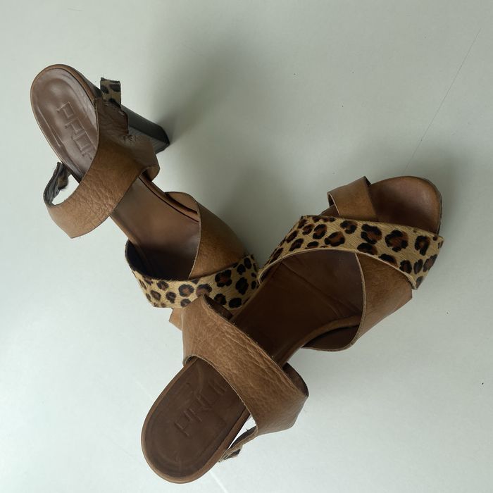 Sapatos abertos Prof em couro e leopardo, com tacão em madeira