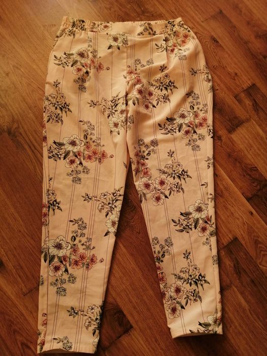 Damskie spodnie letnie,różowe, motyw kwiatowy, wysoki stan, gumka