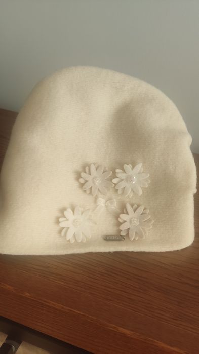 Czapka damska biała że zdobieniami