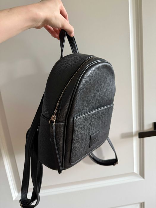 Czarny plecaczek Pull and Bear