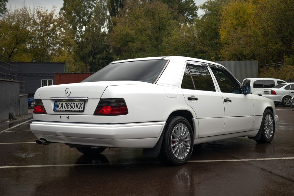Mercedes-Benz E124 1994 2.2 Газ/Бензин: 5 555 $ - Mercedes-Benz Київ на Olx