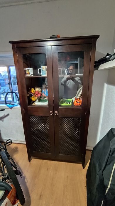 Elegante Vitrine / Armário em Madeira Maciça – Estilo Clássico